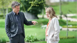 Robert Habeck, Bundesminister für Wirtschaft und Klimaschutz, im Gespräch mit Steffi Lemke, Bundesministerin für Umwelt, Naturschutz, nukleare Sicherheit und Verbraucherschutz.
