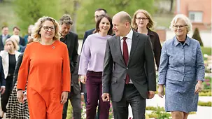 Bundesminister und Bundesministerinnen im Gespräch.