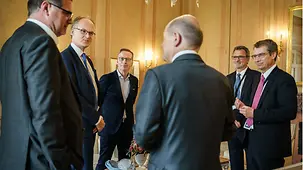 Bundeskanzler Olaf Scholz im Gespräch mit Michael Hüther, Direktor des Instituts der Deutschen Wirtschaft, und Sebastian Dullien, Direktor des Instituts für Makroökonomie und Konjunkturforschung.