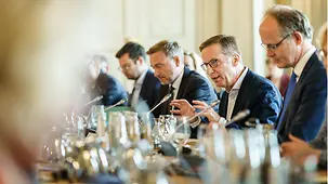Michael Hüther, Direktor des Instituts der Deutschen Wirtschaft, und Sebastian Dullien, Direktor des Instituts für Makroökonomie und Konjunkturforschung, während einer Sitzung..
