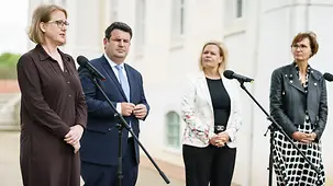Lisa Paus, Bundesministerin für Familie, Senioren, Frauen und Jugend, spricht neben Hubertus Heil, Nancy Faeser und Bettina Stark-Watzinger.
