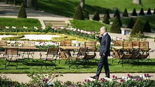 Bundeskanzler Olaf Scholz telefoniert.