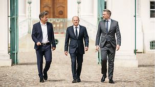 Bundeskanzler Olaf Scholz mit Robert Habeck, Bundesminister für Wirtschaft und Klimaschutz, und Christian Lindner, Bundesminister der Finanzen.