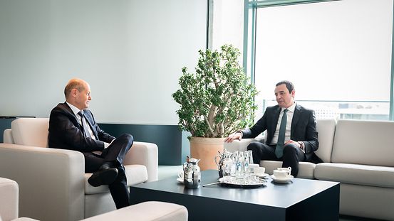 Bundeskanzler Scholz spricht mit Premierminister Kurti im Kanzleramt.