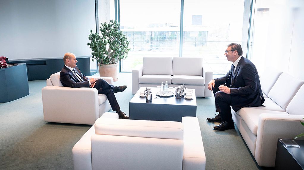 Sur la photo : le chancelier Scholz et le président Vučić, assis sur des fauteuils blancs de la Chancellerie fédérale