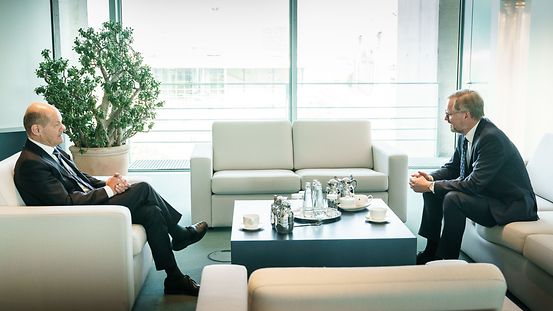 Bundeskanzler Olaf Scholz im Gespräch mit dem tschechischen Ministerpräsidenten Petr Fiala.