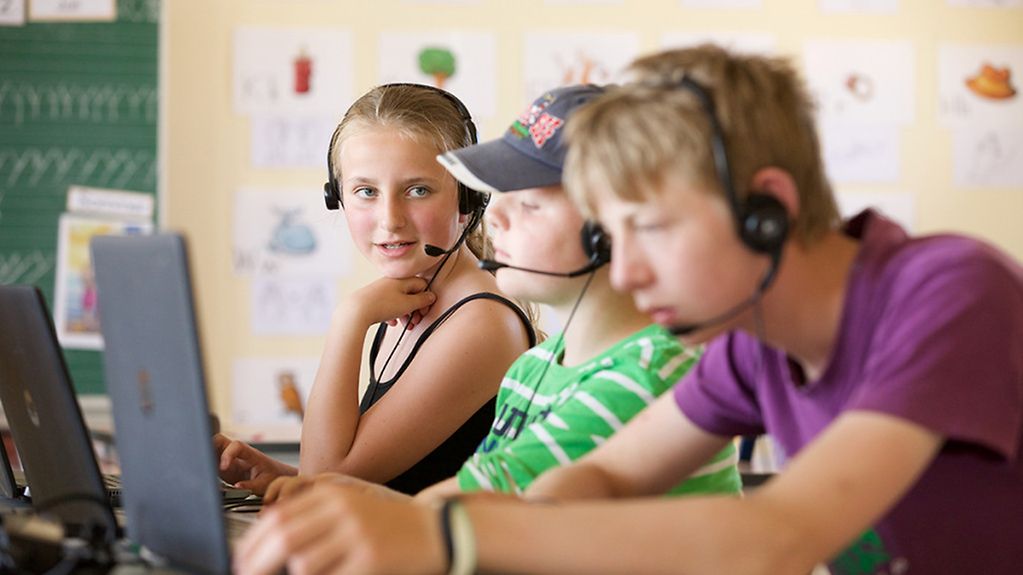 Virtueller Unterrricht mit Laptop in einer Schule auf den nordfriesischen Halligen.