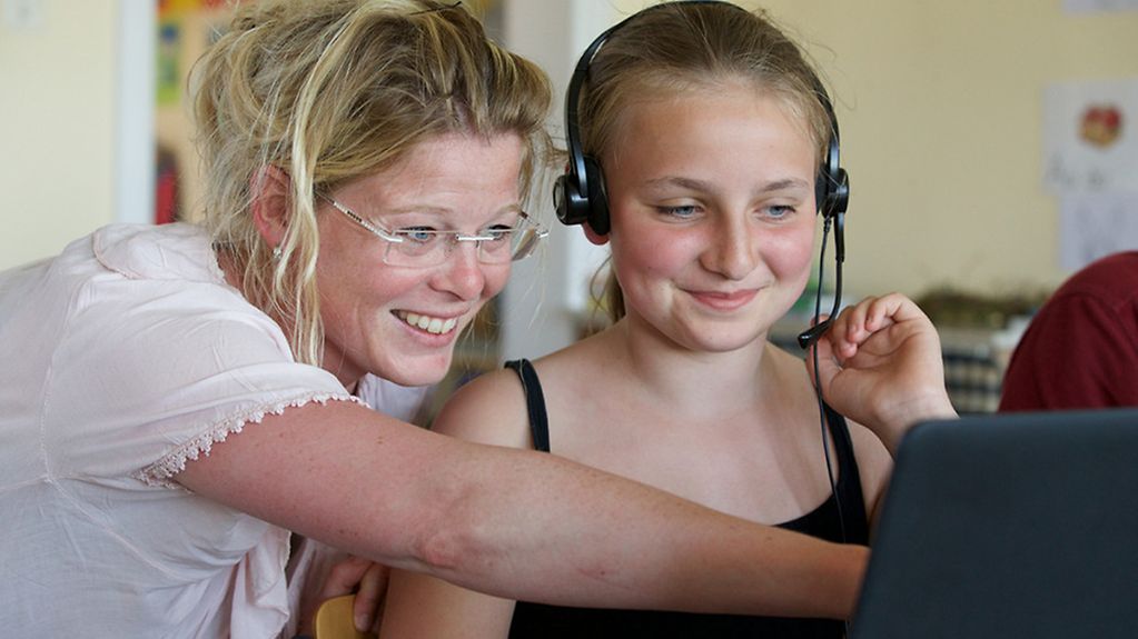 Virtueller Unterricht mit Laptop in einer Schule auf den nordfriesischen Halligen.