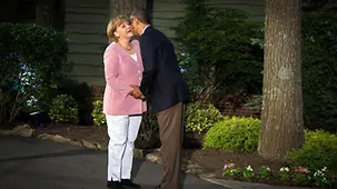 Barack Obama welcomes Angela Merkel.