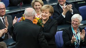 Bundeskanzlerin Angela Merkel nimmt nach ihrer Wiederwahl Glückwünsche entgegen.