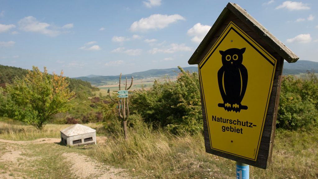 Schild "Naturschutzgebiet" bei der Gedenkstätte Point Alpha in der Nähe von Rasdorf in Thüringen..