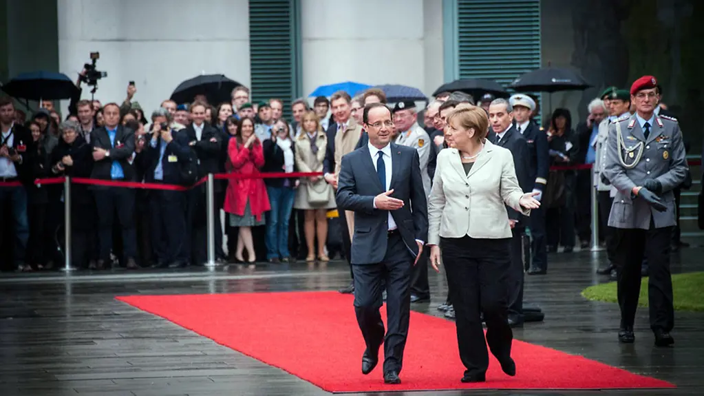 Military honours for François Hollande
