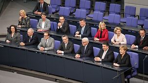 Les nouveaux membres du conseil des ministres fédéral sont assis sur les bancs du Bundestag.