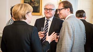 La chancelière fédérale Angela Merkel en discussion avec le ministre fédéral des Affaires étrangères Frank-Walter Steinmeier (c.) et le nouveau ministre fédéral des Transports Alexander Dobrindt