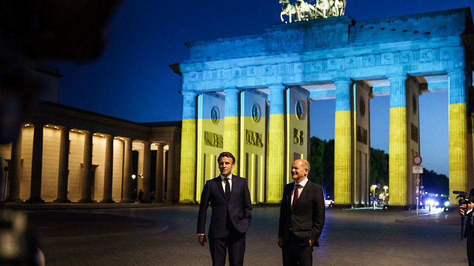Bundeskanzler Olaf Scholz und Frankreichs Präsident Emmanuel Macron besuchten am Montagabend das Brandenburger Tor in Berlin, das in den Farben der ukranischen Flagge strahlte.