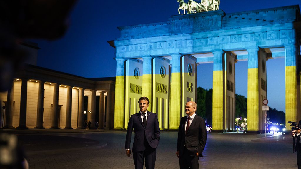 On Monday evening, Federal Chancellor Olaf Scholz and President of France Emmanuel Macron visited the Brandenburg Gate in Berlin, which was illuminated in the colours of the Ukrainian flag.