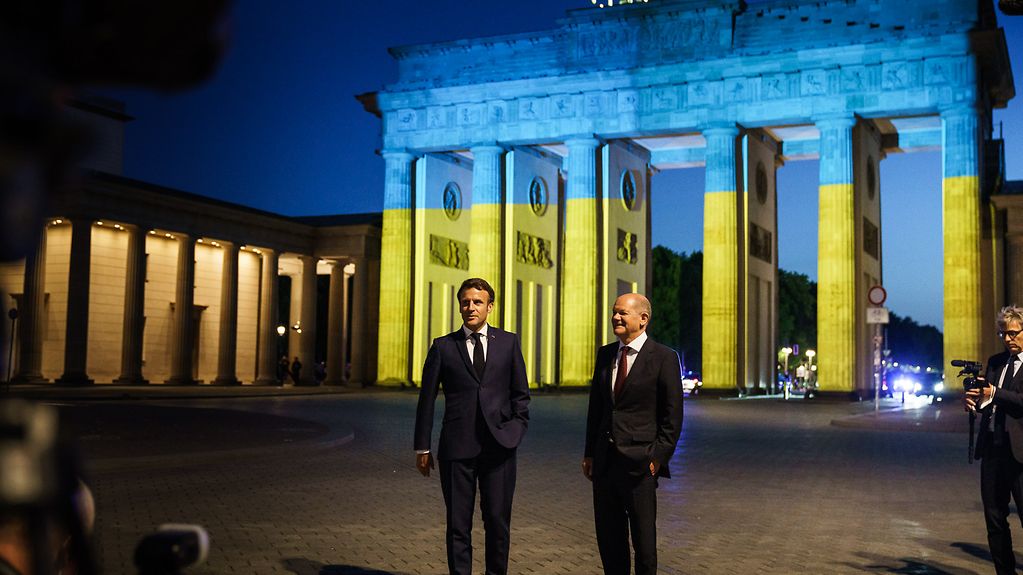 Lundi soir, visite du chancelier fédéral Olaf Scholz et du président français Emmanuel Macron à la Porte de Brandebourg illuminée aux couleurs du drapeau ukrainien