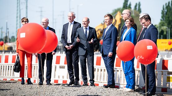Bundeskanzler Olaf Scholz beim symbolischen Spatenstich für ein neues Bahnwerk in Cottbus