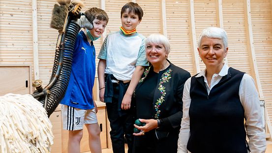 Claudia Roth und Museumsdirektorin Hetty Berg in der Kinderwelt des Jüdischen Museums Berlin