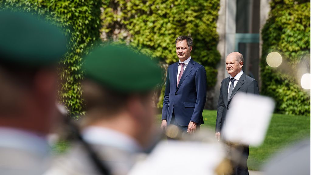 Le chancelier fédéral Olaf Scholz reçoit le premier ministre belge Alexander De Croo avec les honneurs militaires
