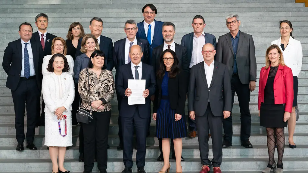 Federal Chancellor Scholz with the representatives of Labour7 in the Chancellery.