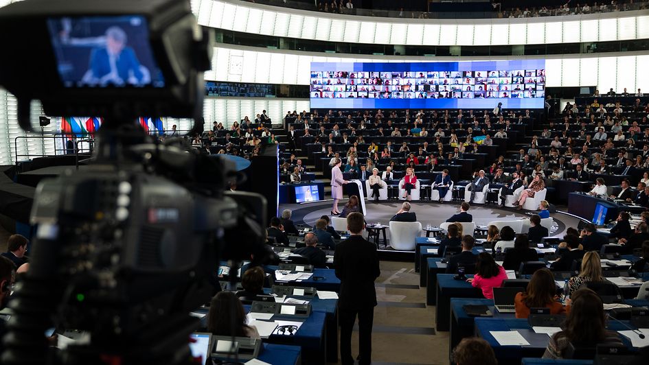 Blick in den vollbesetzten Saal des Straßburger EU-Parlaments bei der Abschlussveranstaltung der Zukunftskonferenz.