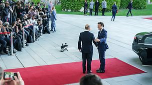 Federal Chancellor Olaf Scholz receives Emmanuel Macron, President of France.