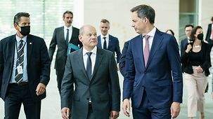 Federal Chancellor Olaf Scholz receives Alexander De Croo, Belgium’s Prime Minister, with military honours.