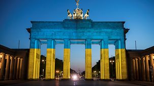 In den ukrainischen Farben beleuchtetes Brandenburger Tor