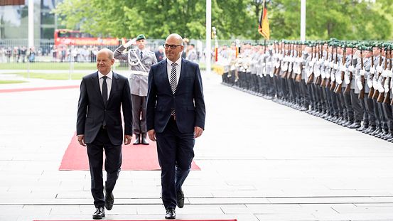 Bundeskanzler Scholz und der Regierungschef Liechtensteins, Risch, gehen gemeinsam in Kanzleramt. 