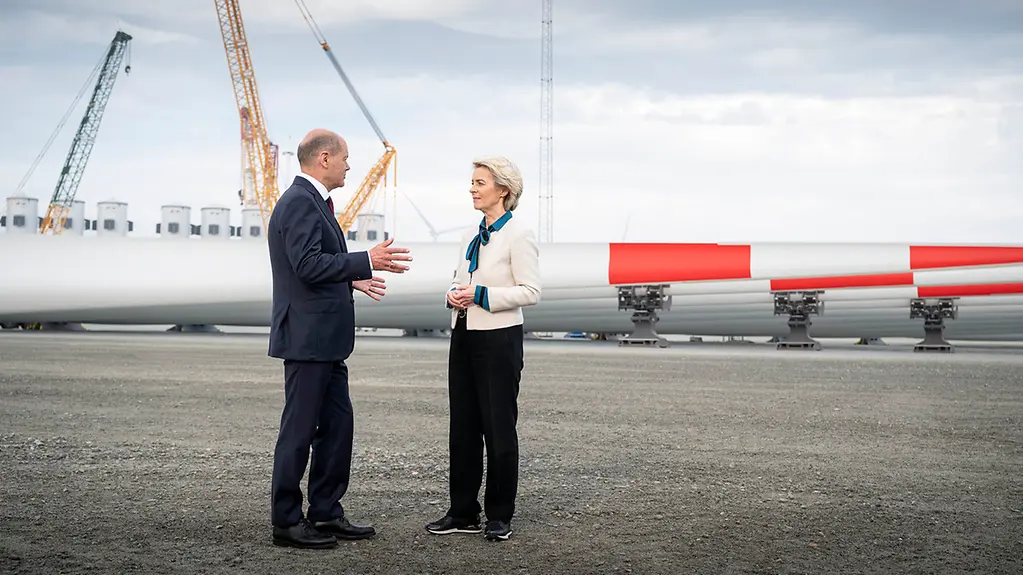 Bundeskanzler Olaf Scholz beim Nordseegipfel im Gespräch mit Ursula von der Leyen, Präsidentin der Europäischen Kommission,.