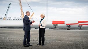 Bundeskanzler Olaf Scholz beim Nordseegipfel im Gespräch mit Ursula von der Leyen, Präsidentin der Europäischen Kommission,.
