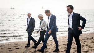 Bundeskanzler Olaf Scholz geht beim Nordseegipfel am Strand neben Ursula von der Leyen, Präsidentin der Europäischen Kommission, Alexander De Croo, Belgiens Premierminister, und Mark Rutte, Ministerpräsident der Niederlande.