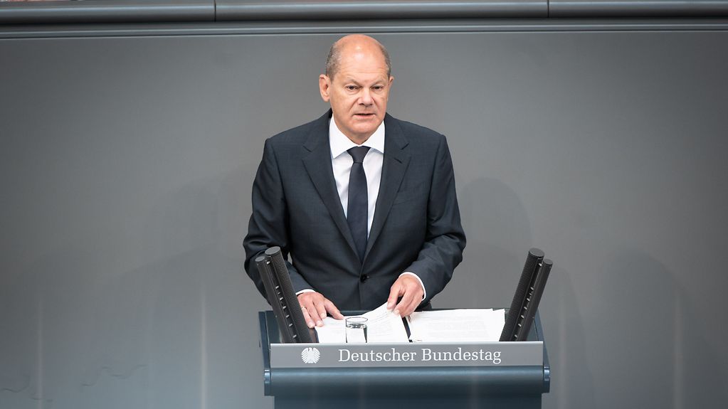 Bundeskanzler Olaf Scholz spricht im Bundestag.