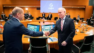 Bundeskanzler Olaf Scholz begrüßt einen Teilnehmer zum Sherpa-Treffen im Bundeskanzleramt.