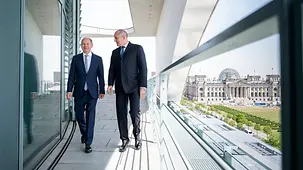 Bundeskanzler Olaf Scholz im GEspräch mit Rumen Radev, Bulgariens Präsident.