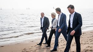 Bundeskanzler Olaf Scholz beim Nordseegipfel in Dänemark neben Ursula von der Leyen, Präsidentin der Europäischen Kommission, Alexander De Croo, Belgiens Premierminister, und Mark Rutte, Ministerpräsident der Niederlande.