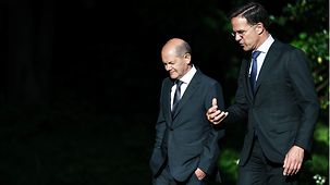 Bundeskanzler Olaf Scholz im Gespräch mit Mark Rutte, Ministerpräsident der Niederlande.