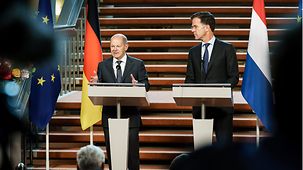 Bundeskanzler Olaf Scholz spricht bei einer gemeinsamen Pk neben Mark Rutte, Ministerpräsident der Niederlande.