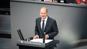 Bundeskanzler Olaf Scholz spricht im Bundestag bei einer Regierungserklärung.