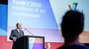 Bundeskanzler Olaf Scholz beim Youth7-Gipfel.