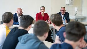 Bundesbauministerin diskutiert mit Schülerinnen und Schülern beim EU-Projekttag