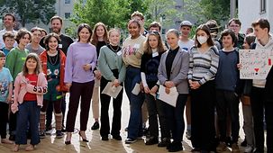 Bundesaußenministerin steht zusammeb mit Schülerinnen und Schüler anlässlich des EU-Projekttags