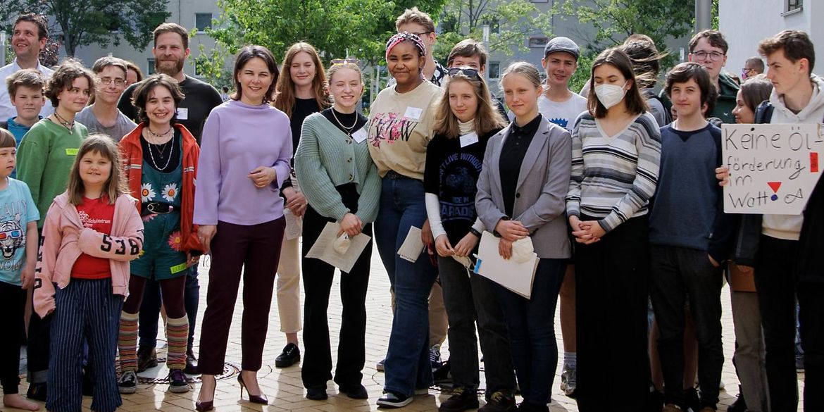 Bundesaußenministerin steht zusammeb mit Schülerinnen und Schüler anlässlich des EU-Projekttags