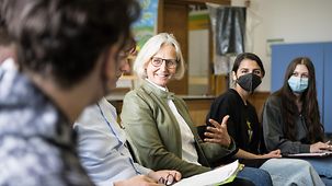 zweite Regierungssprecherin Hoffmann im Gespräch mit Schülerinnen und Schüler anlässlich des EU-Projekttags