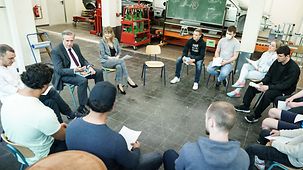 Schülerinnen und Schüler im Gespräch mit dem stellvertretenden Regierungssprecher Wolfgang Büchner