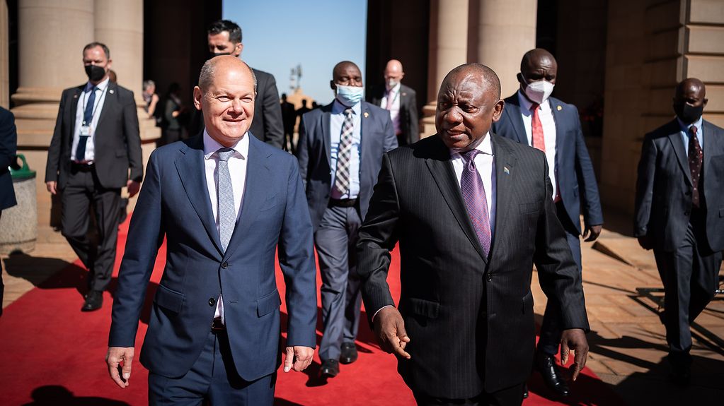 Bundeskanzler Scholz und der südafrikanische Präsident Ramaphosa in Pretoria.
