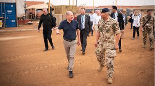 Bundeskanzler Olaf Scholz im Gespräch mit Fregattenkapitän Sven Rump, Kommandeur der EUTM Mali Joint Special Operations Task Force Gazelle.