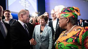 Bundeskanzler Olaf Scholz beim Weltwirtschaftsforum in Davos im Gespräch mit Kristalina Georgiewa, Direktorin des IWF, Christine Lagarde, Präsidentin der EZB, und Ngozi Okonjo-Iweala, Generaldirektorin der WTO.