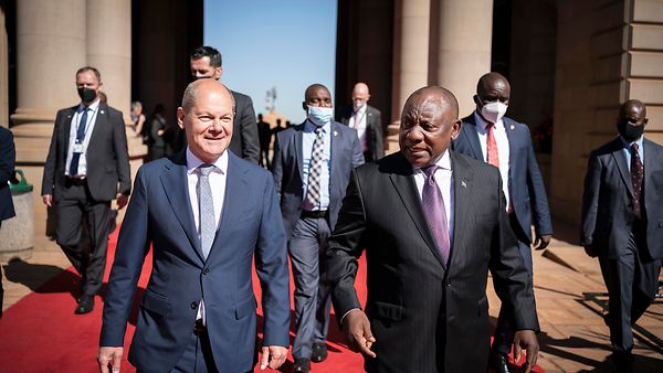 Bundeskanzler Scholz mit dem südafrikanischen Präsidenten am Brandenburger Tor